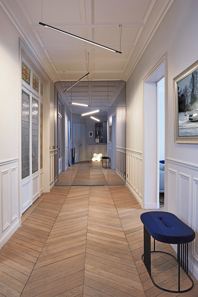 Ejemplo de recibidores y pasillos clásicos renovados grandes con paredes grises, suelo de madera clara y suelo beige
