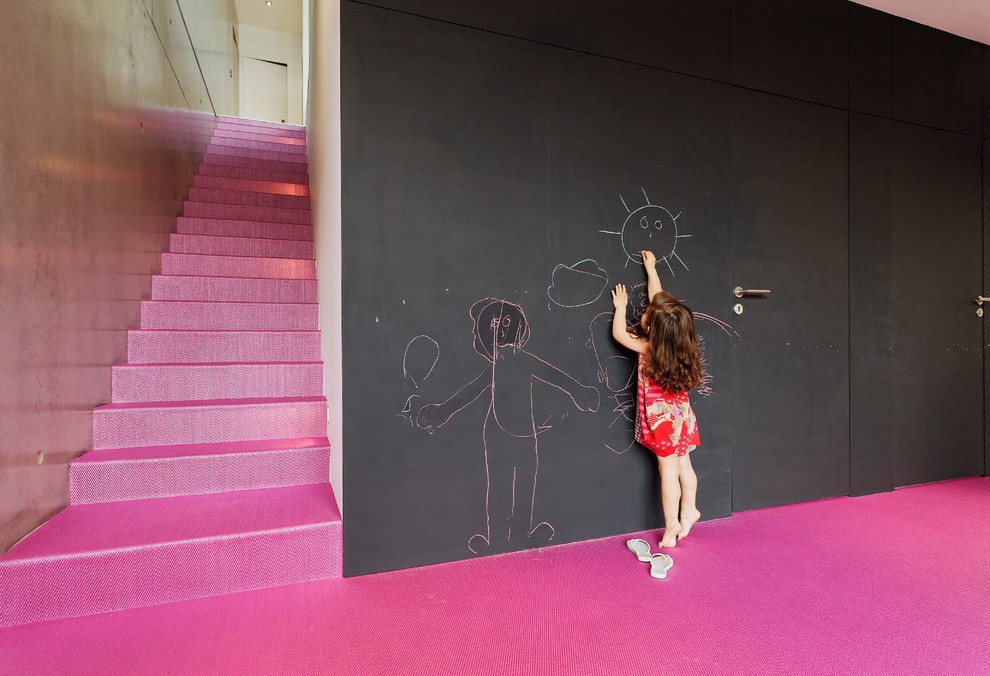 Ispirazione per un ingresso o corridoio minimal di medie dimensioni con pareti nere, moquette e pavimento rosa