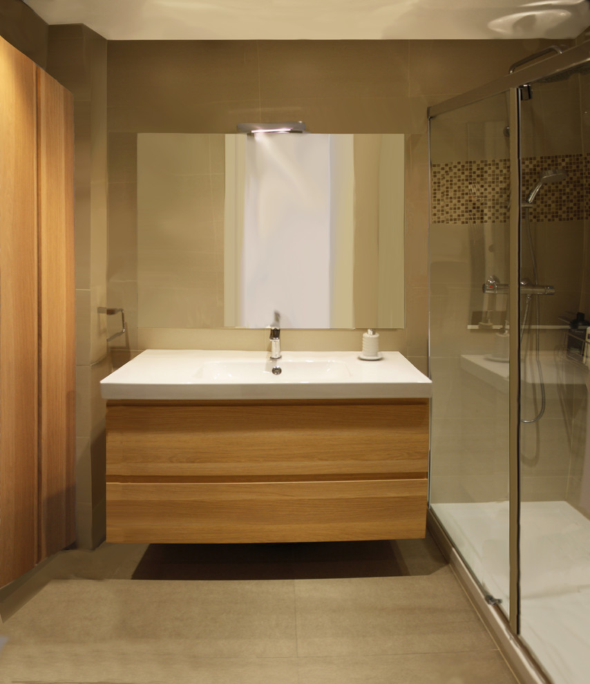 Esempio di una stanza da bagno con doccia scandinava di medie dimensioni con ante lisce, ante in legno scuro, doccia alcova, pareti beige e lavabo integrato