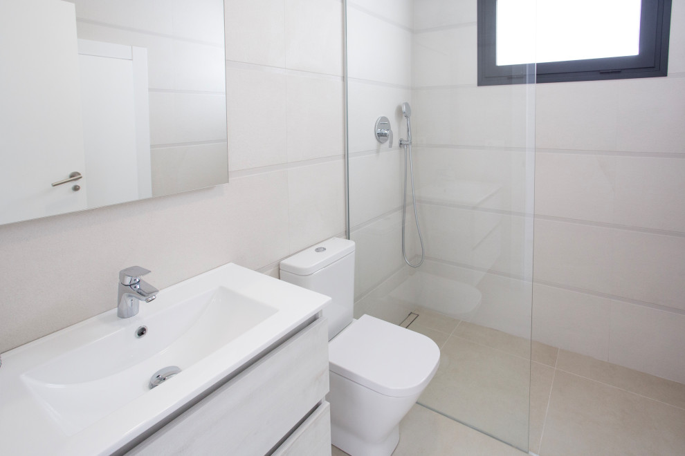 Exemple d'une salle de bain principale méditerranéenne avec un placard en trompe-l'oeil et meuble-lavabo suspendu.