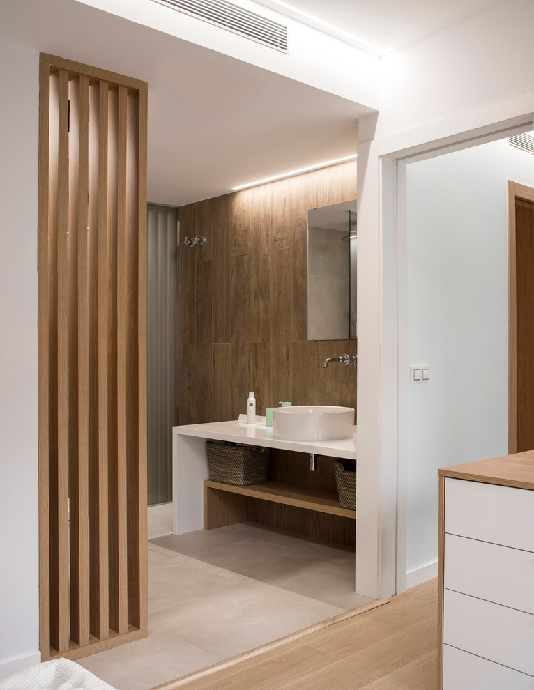 Inspiration for a medium sized scandinavian ensuite bathroom in Barcelona with open cabinets, medium wood cabinets, a built-in shower, a wall mounted toilet, porcelain tiles, porcelain flooring, a vessel sink and engineered stone worktops.