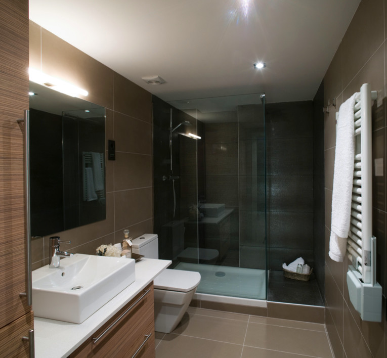 Klassisk inredning av ett mellanstort badrum med dusch, med släta luckor, skåp i mellenmörkt trä, en dusch i en alkov, en toalettstol med separat cisternkåpa, klinkergolv i keramik och ett fristående handfat