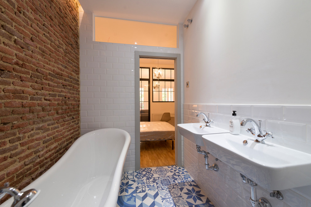 Ejemplo de cuarto de baño urbano con bañera exenta