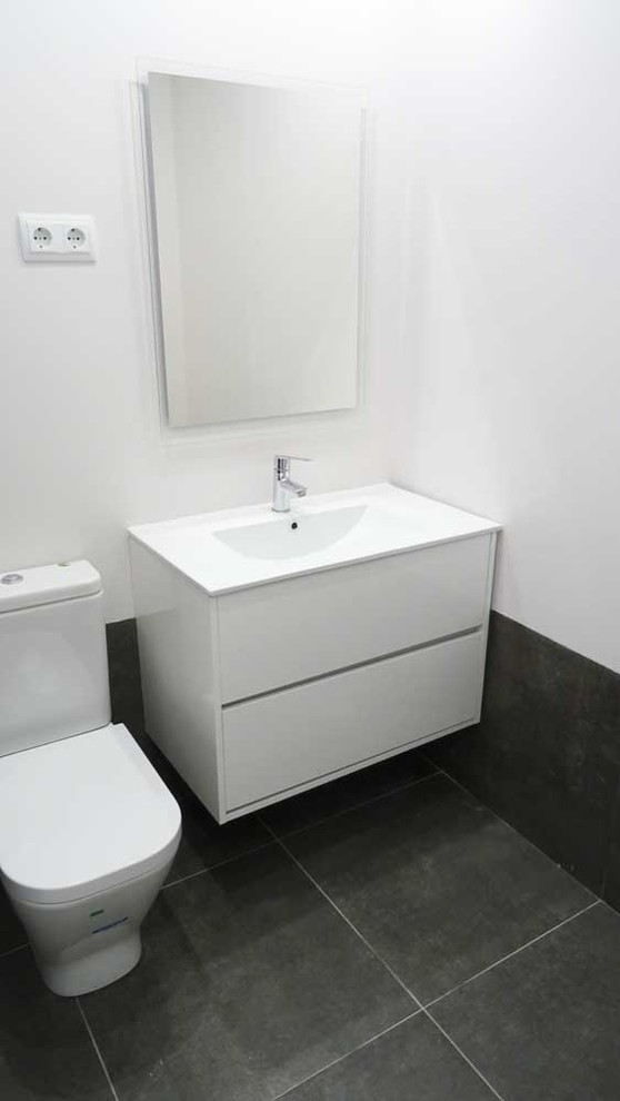 На фото: главная ванная комната среднего размера в стиле лофт с плоскими фасадами, белыми фасадами, душевой комнатой, серой плиткой, керамической плиткой, белыми стенами, полом из керамической плитки, накладной раковиной и серым полом