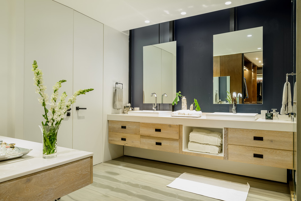 Идея дизайна: главная ванная комната в современном стиле с серой плиткой, мраморной плиткой, белыми стенами, мраморным полом и мраморной столешницей