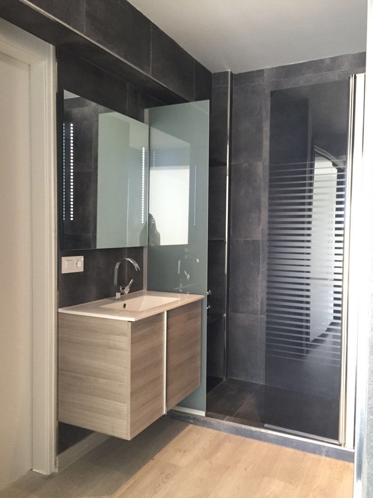 Foto di una stanza da bagno con doccia contemporanea di medie dimensioni con ante lisce e ante in legno scuro