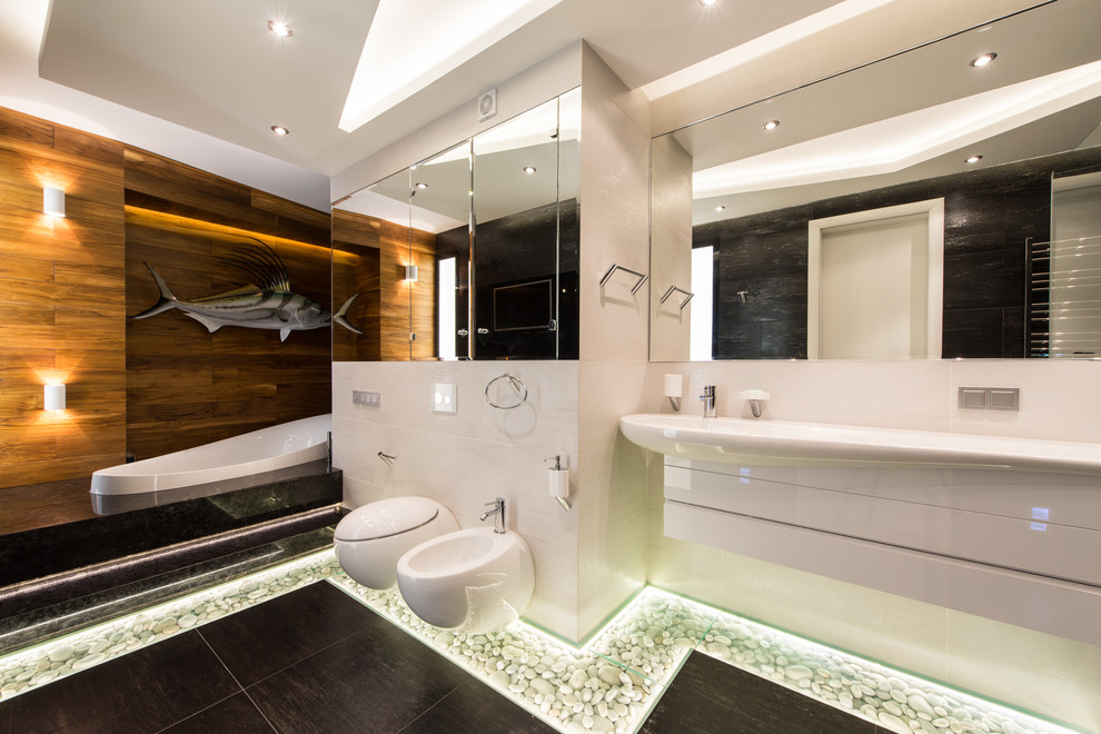 Modernes Badezimmer mit flächenbündigen Schrankfronten, weißen Schränken, Einbaubadewanne, Bidet, weißen Fliesen und integriertem Waschbecken in Moskau
