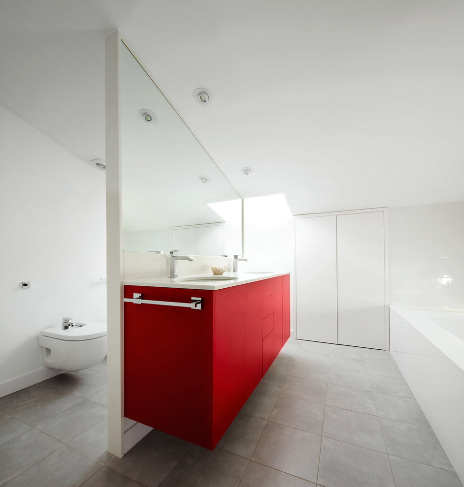 Idée de décoration pour une grande salle de bain principale design avec un placard à porte plane, des portes de placard rouges, un mur blanc et un sol en carrelage de céramique.