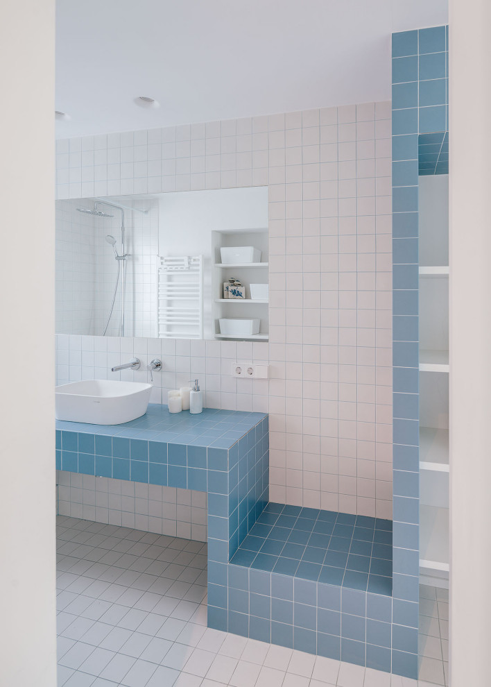 Свежая идея для дизайна: ванная комната в современном стиле с синей плиткой, белой плиткой, настольной раковиной, столешницей из плитки, белым полом и синей столешницей - отличное фото интерьера