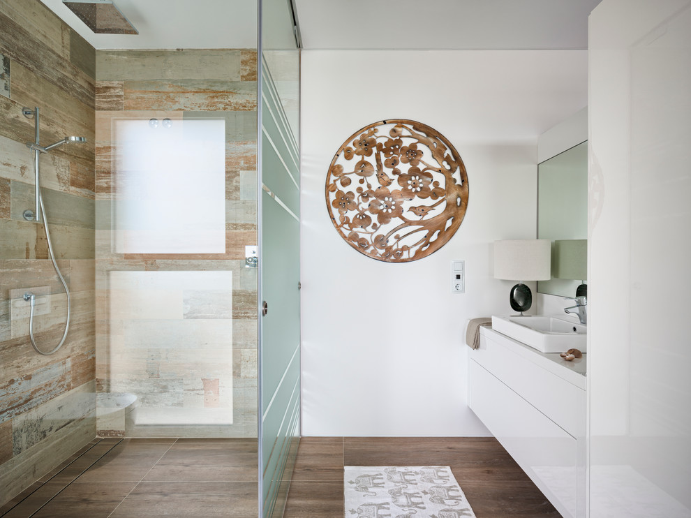 Пример оригинального дизайна: ванная комната среднего размера в современном стиле с плоскими фасадами, белыми фасадами, белыми стенами, душевой кабиной, настольной раковиной и душем без бортиков