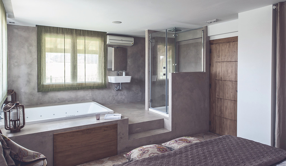 Идея дизайна: большая главная ванная комната в современном стиле с открытыми фасадами, гидромассажной ванной, душем в нише, раздельным унитазом, серыми стенами, бетонным полом и подвесной раковиной