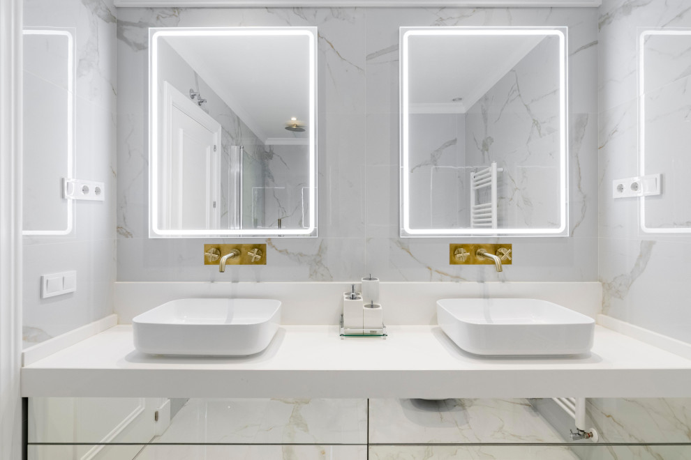 Diseño de cuarto de baño doble contemporáneo con armarios con paneles lisos, baldosas y/o azulejos blancos, lavabo sobreencimera y encimeras blancas