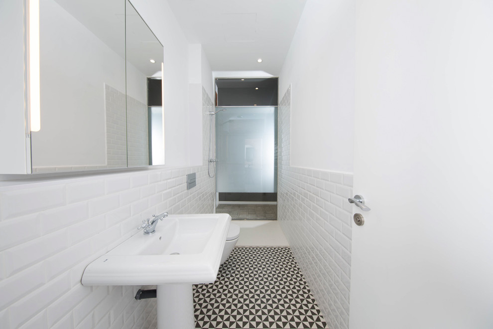 На фото: ванная комната среднего размера в стиле лофт