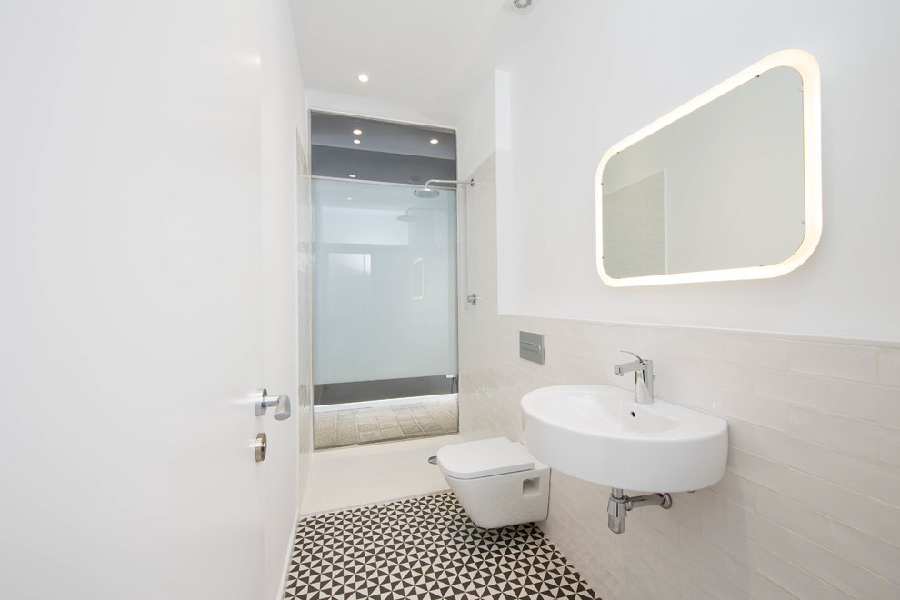 На фото: ванная комната среднего размера в стиле лофт с открытым душем, инсталляцией, белыми стенами, душевой кабиной и подвесной раковиной с