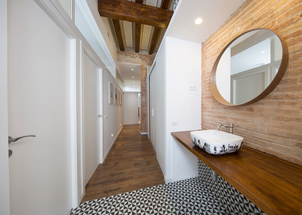 Diseño de cuarto de baño urbano de tamaño medio