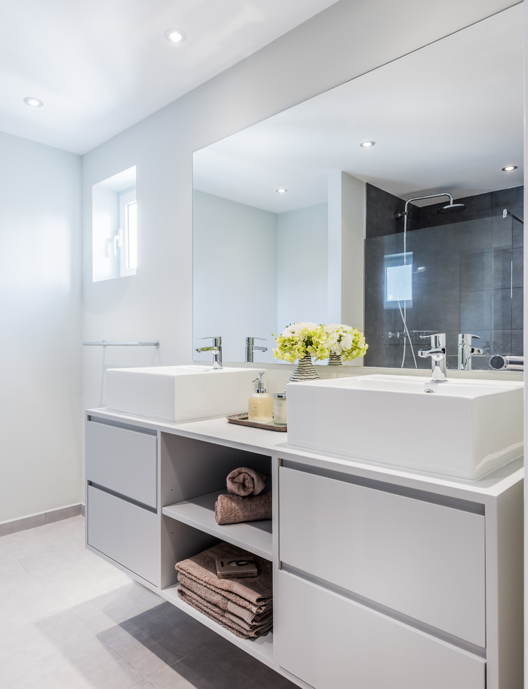 Modelo de cuarto de baño principal contemporáneo con armarios con paneles lisos, puertas de armario blancas, paredes blancas y lavabo sobreencimera
