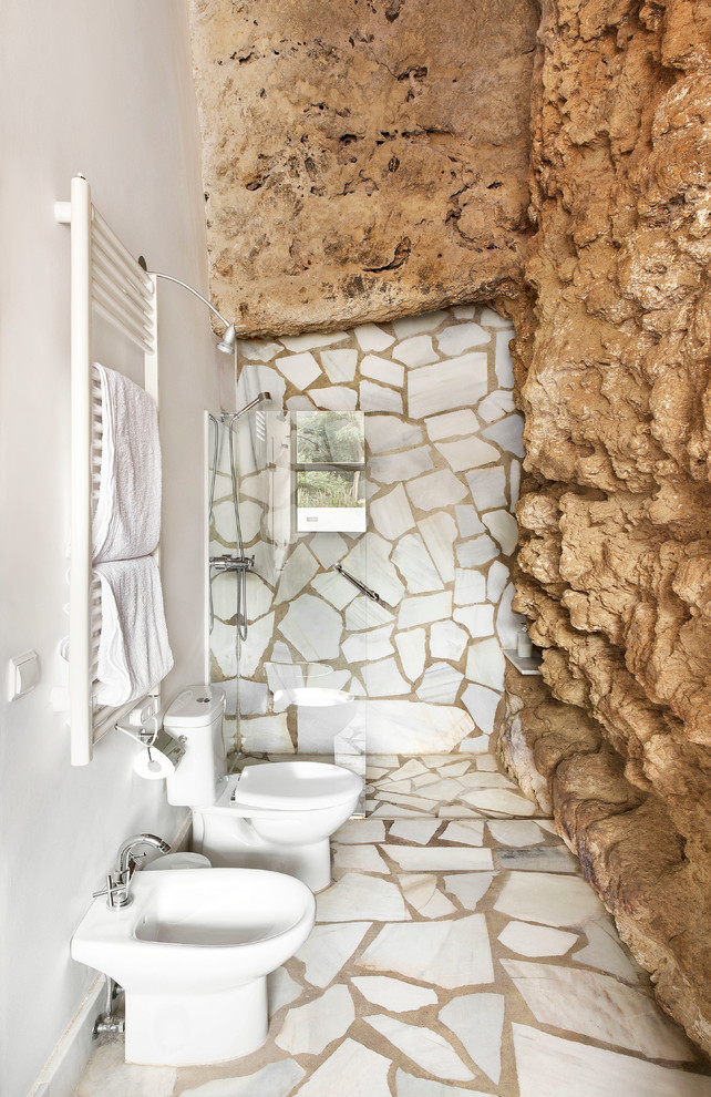 Imagen de cuarto de baño mediterráneo de tamaño medio con ducha a ras de suelo, bidé y aseo y ducha