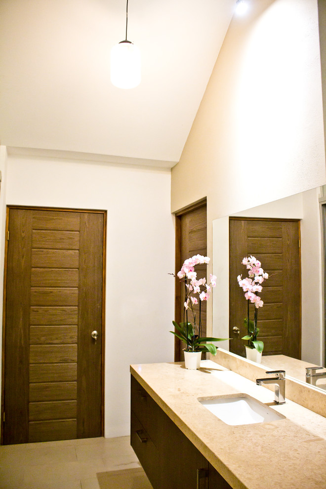 Idéer för ett litet modernt en-suite badrum, med möbel-liknande, beige skåp, en jacuzzi, en hörndusch, en toalettstol med hel cisternkåpa, travertinkakel, grå väggar, klinkergolv i porslin, ett väggmonterat handfat, marmorbänkskiva och beiget golv