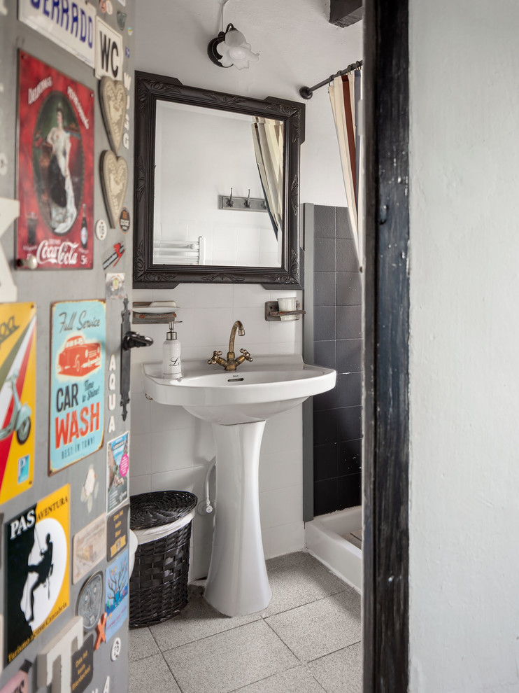 Inspiration för ett mellanstort eklektiskt vit vitt badrum med dusch, med svart kakel, keramikplattor, vita väggar, klinkergolv i porslin, dusch med duschdraperi, ett piedestal handfat och grått golv