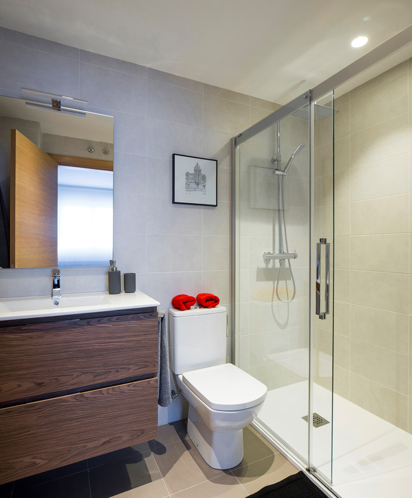 Example of a transitional bathroom design in Bilbao