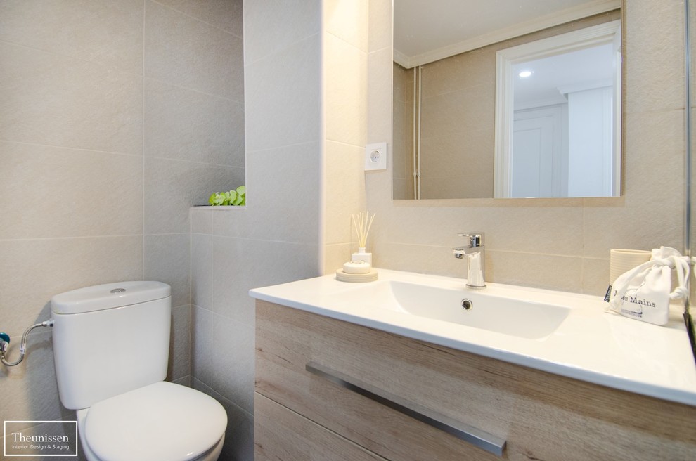 Idee per una stanza da bagno minimalista con ante marroni, piastrelle in ceramica e pareti beige