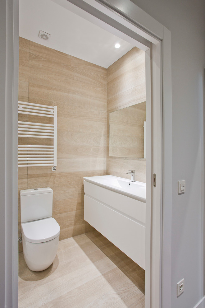 Réalisation d'une petite salle de bain design avec WC séparés et un lavabo intégré.