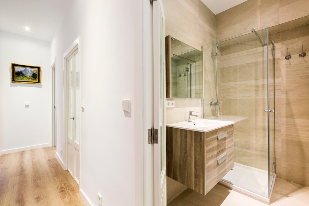 Bild på ett mellanstort medelhavsstil badrum med dusch, med släta luckor, skåp i mellenmörkt trä, en hörndusch, bruna väggar och ett integrerad handfat