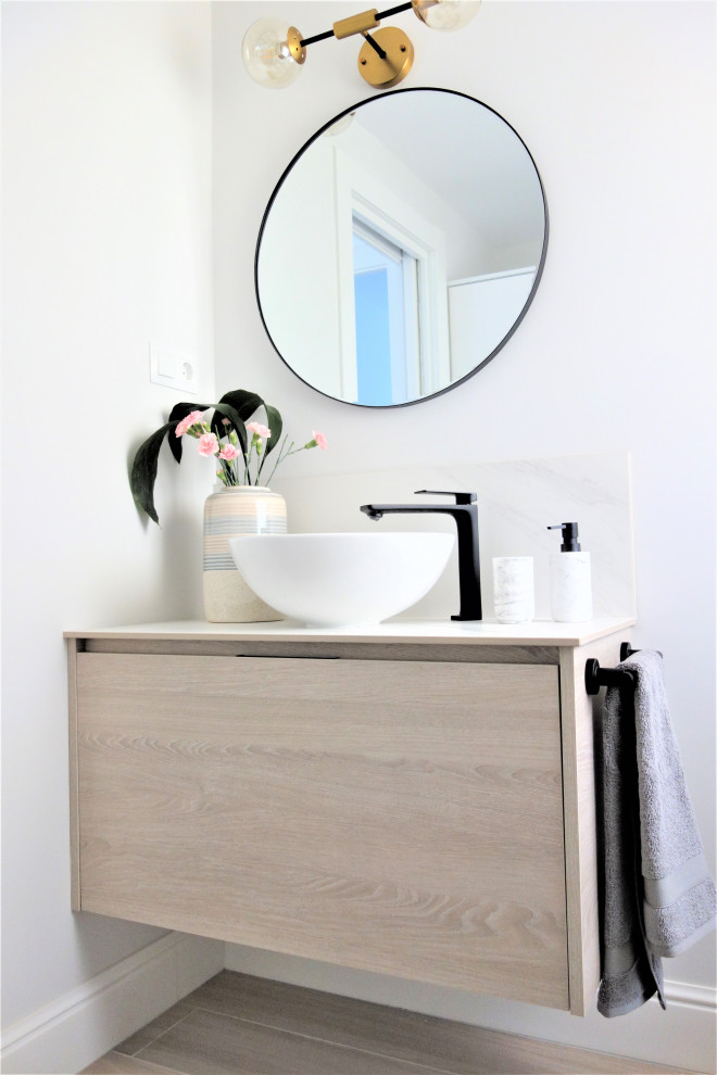 Bild på ett mellanstort funkis beige beige badrum med dusch, med släta luckor, beige skåp, vita väggar, ljust trägolv, ett fristående handfat och beiget golv