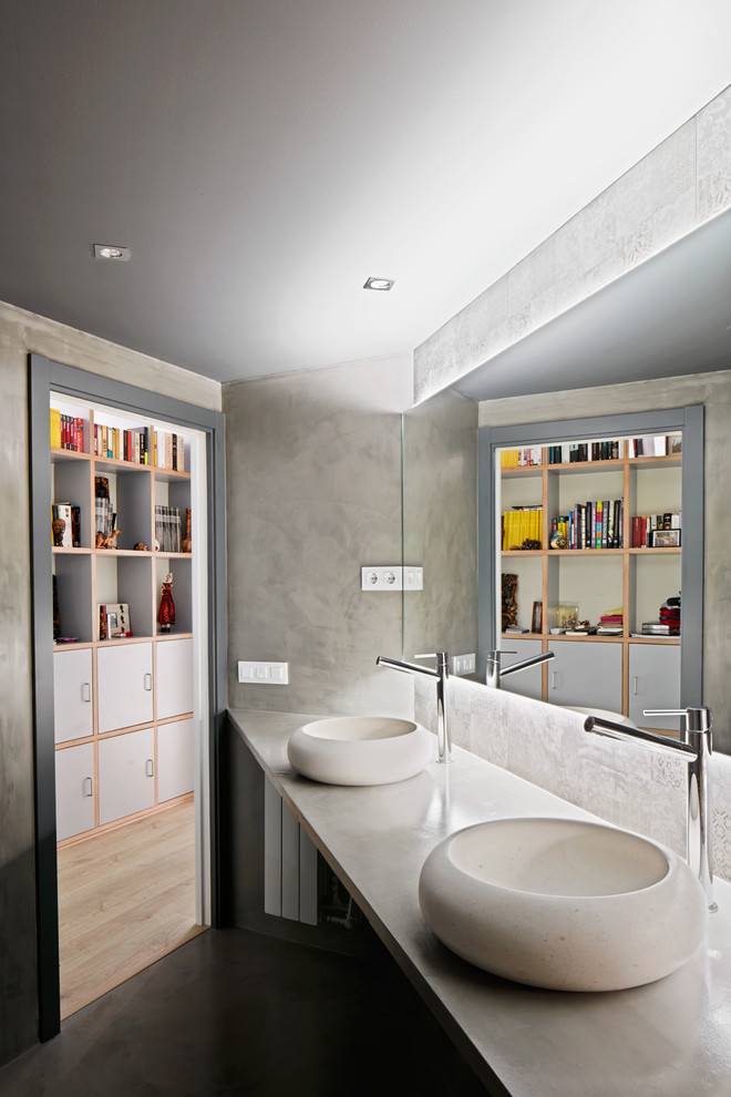 Idéer för att renovera ett mellanstort funkis badrum med dusch, med grå väggar och ett fristående handfat