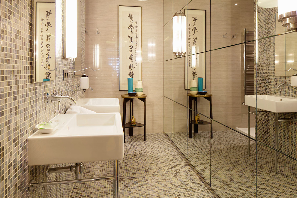Mittelgroßes Asiatisches Badezimmer mit farbigen Fliesen, Mosaikfliesen, bunten Wänden, Mosaik-Bodenfliesen, Waschtischkonsole, buntem Boden und offener Dusche in Sonstige