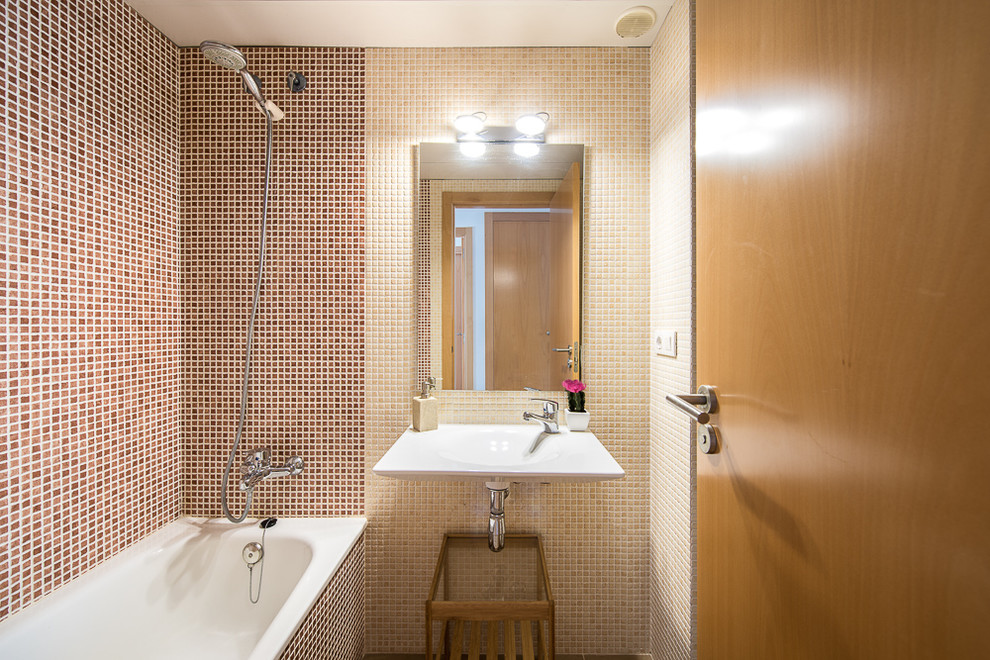 Imagen de cuarto de baño actual pequeño con bañera empotrada, combinación de ducha y bañera y aseo y ducha