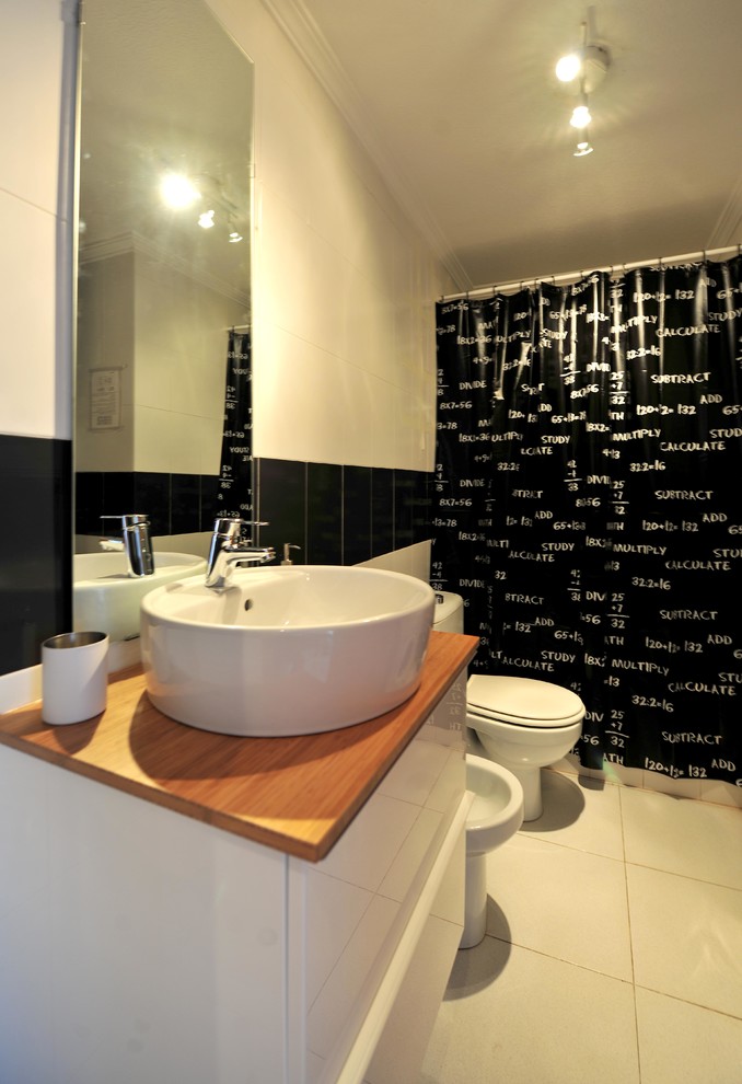 На фото: ванная комната среднего размера в скандинавском стиле с плоскими фасадами, белыми фасадами, открытым душем, биде, разноцветными стенами, полом из керамической плитки, душевой кабиной, настольной раковиной и столешницей из дерева с