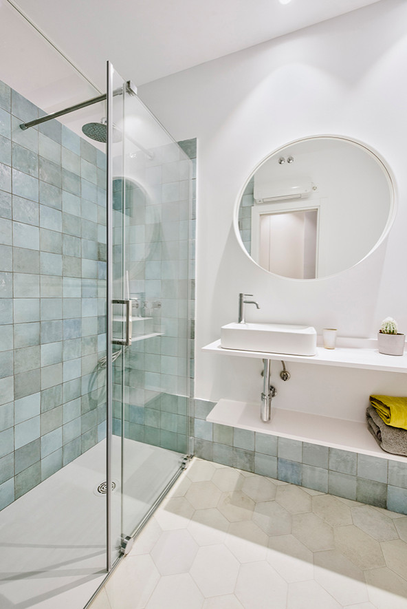 Свежая идея для дизайна: маленькая главная ванная комната в современном стиле с белыми фасадами, душем в нише, инсталляцией, синей плиткой, керамической плиткой, белыми стенами, полом из керамогранита, настольной раковиной, столешницей из искусственного кварца, белым полом, душем с раздвижными дверями и белой столешницей для на участке и в саду - отличное фото интерьера