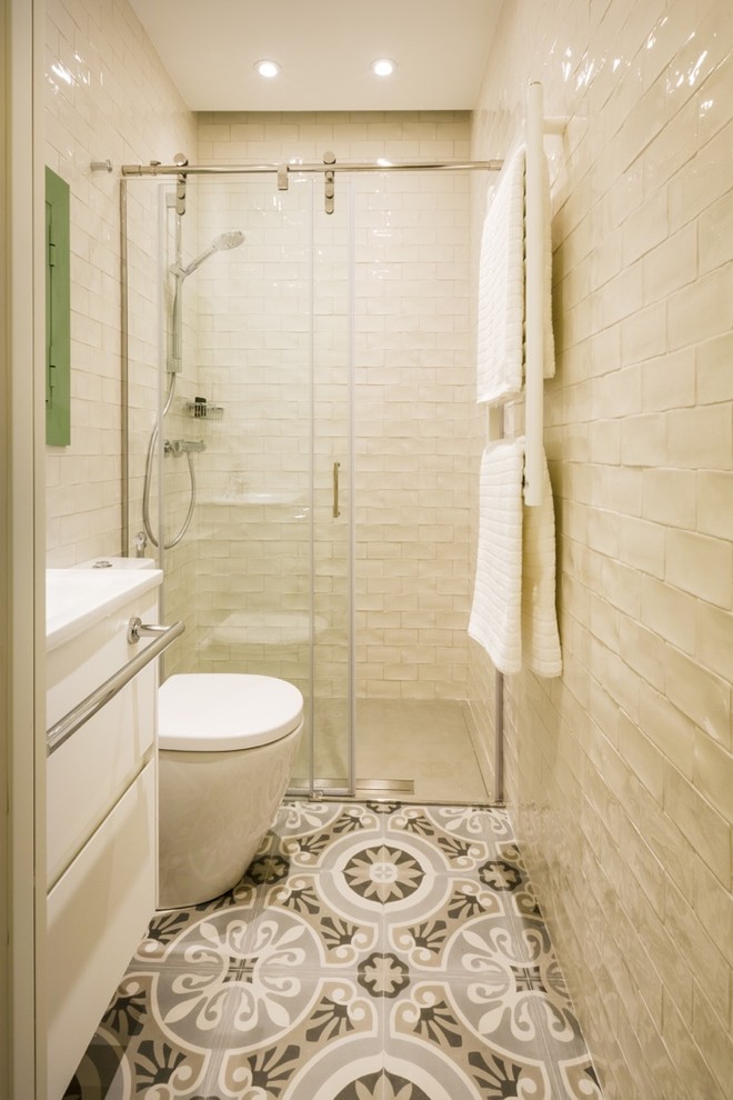 Diseño de cuarto de baño industrial pequeño con armarios con paneles lisos, puertas de armario blancas, ducha empotrada, sanitario de dos piezas, paredes blancas y aseo y ducha