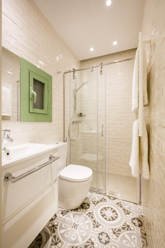 Источник вдохновения для домашнего уюта: ванная комната среднего размера в стиле лофт с плоскими фасадами, белыми фасадами, душем в нише, раздельным унитазом, белой плиткой, керамической плиткой, полом из керамической плитки, душевой кабиной, раковиной с несколькими смесителями и бежевыми стенами