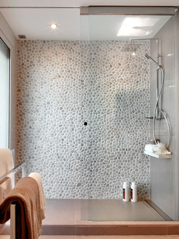 Идея дизайна: ванная комната среднего размера в средиземноморском стиле с черно-белой плиткой, галечной плиткой, серыми стенами, полом из керамической плитки и душевой кабиной