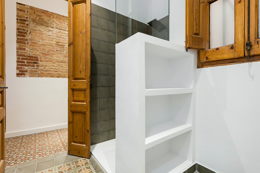 Idéer för små eklektiska vitt en-suite badrum, med skåp i mellenmörkt trä, en öppen dusch, en toalettstol med hel cisternkåpa, vita väggar, klinkergolv i keramik, ett fristående handfat och flerfärgat golv