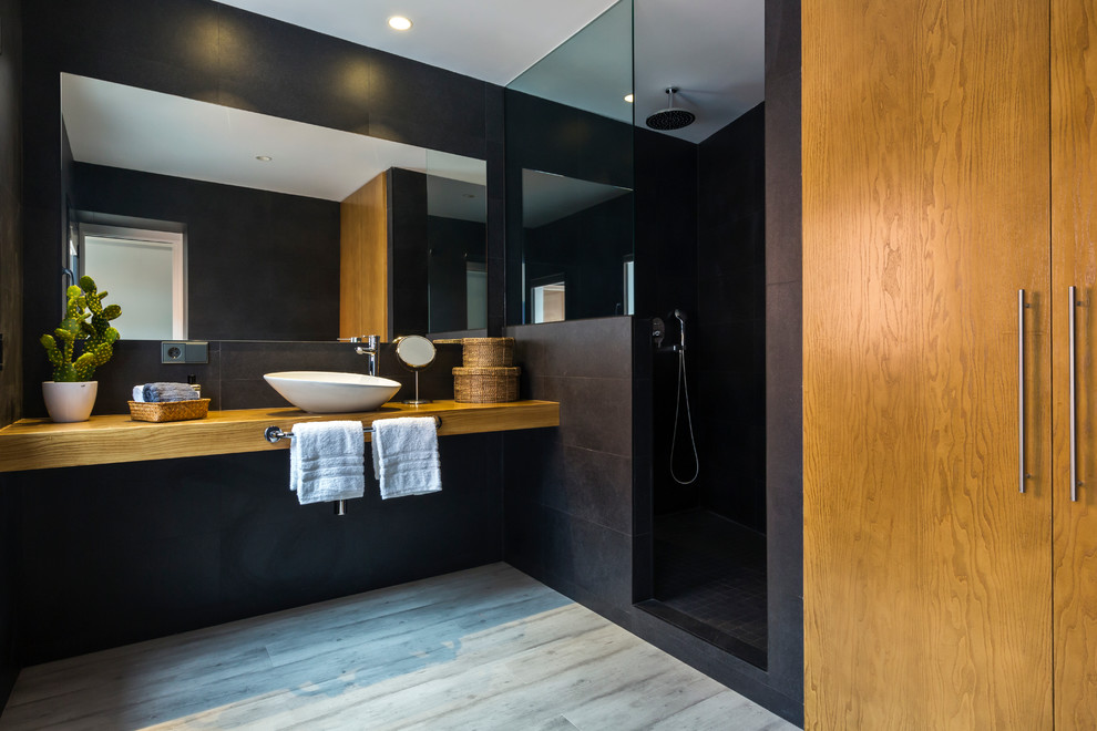 Idéer för ett mellanstort modernt brun en-suite badrum, med släta luckor, skåp i ljust trä, en dusch i en alkov, svarta väggar, ljust trägolv, ett fristående handfat, träbänkskiva och med dusch som är öppen