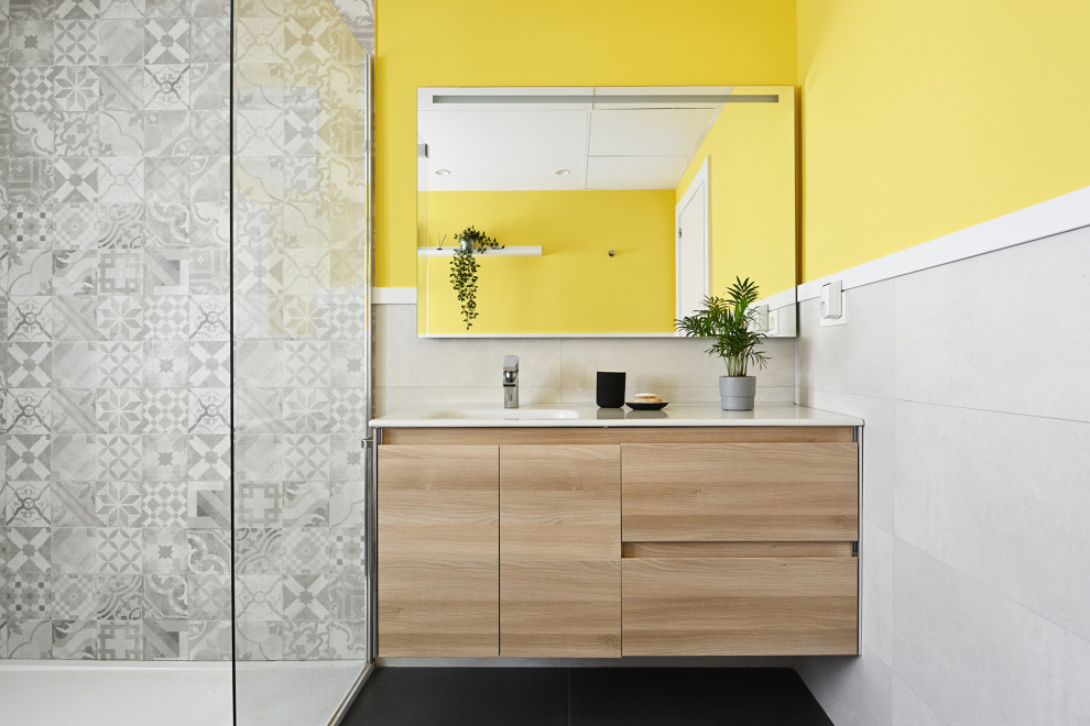 Inspiration pour une salle de bain grise et jaune nordique.