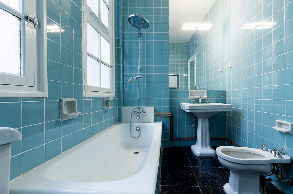 Inspiration för mellanstora industriella en-suite badrum, med ett badkar i en alkov, en dusch/badkar-kombination, blå väggar och ett piedestal handfat