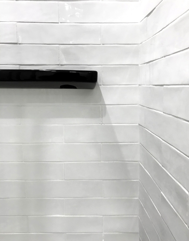 Immagine di una piccola stanza da bagno con doccia design con mobile bagno incassato