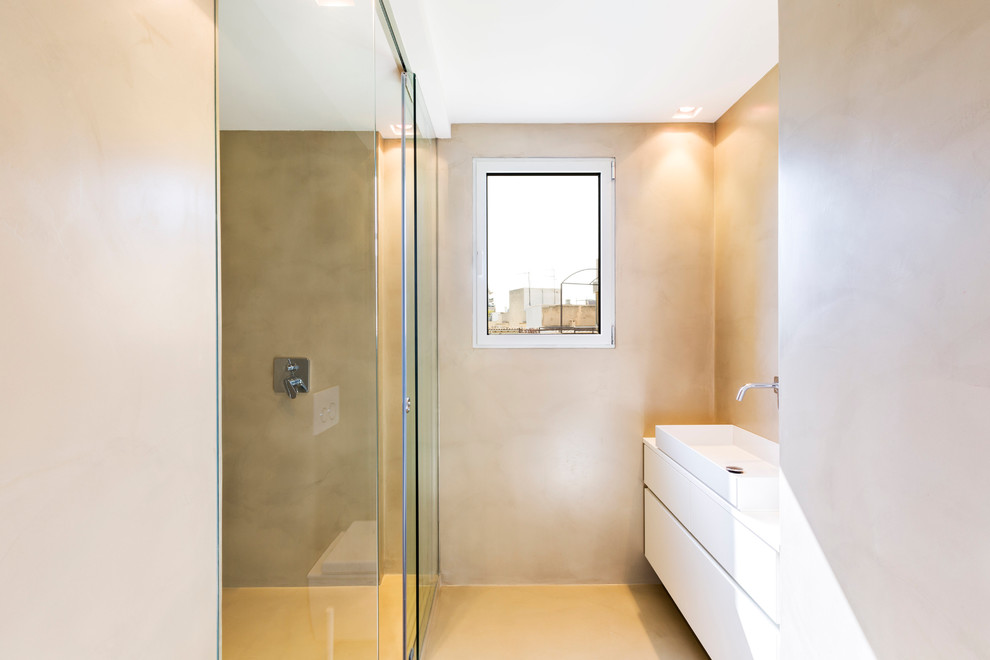 Foto de cuarto de baño clásico renovado de tamaño medio con ducha empotrada, paredes beige, aseo y ducha, lavabo sobreencimera y microcemento