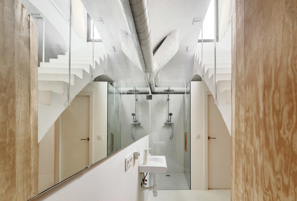 Ispirazione per una stanza da bagno padronale industriale di medie dimensioni con doccia alcova, pareti multicolore e lavabo sospeso