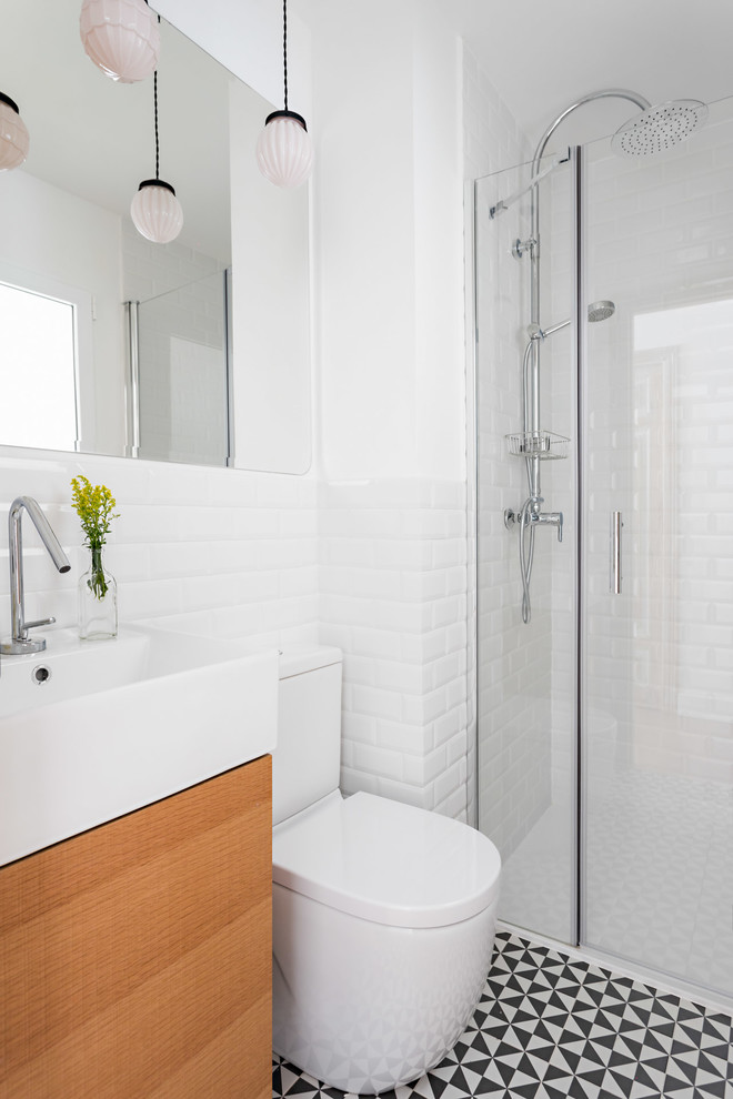 Foto di una stanza da bagno con doccia nordica con ante lisce, ante in legno scuro, WC a due pezzi, piastrelle bianche, piastrelle diamantate, pareti bianche e pavimento multicolore