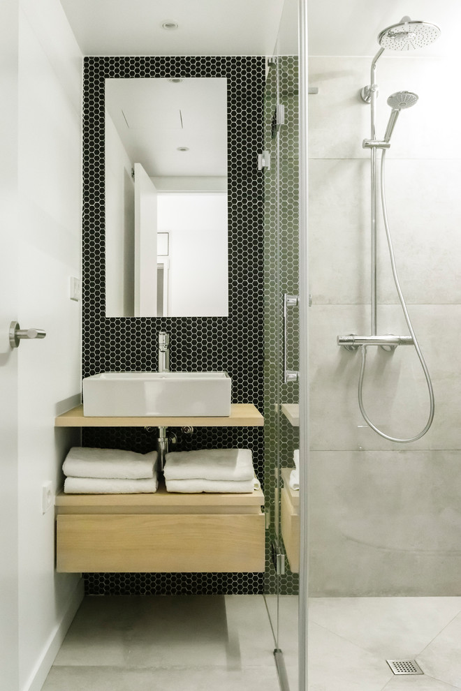 Idéer för ett modernt en-suite badrum