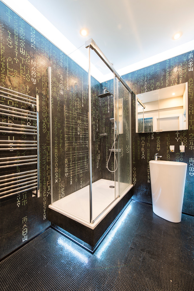 Ispirazione per una stanza da bagno con doccia contemporanea con doccia ad angolo, piastrelle nere, lavabo a colonna e porta doccia scorrevole