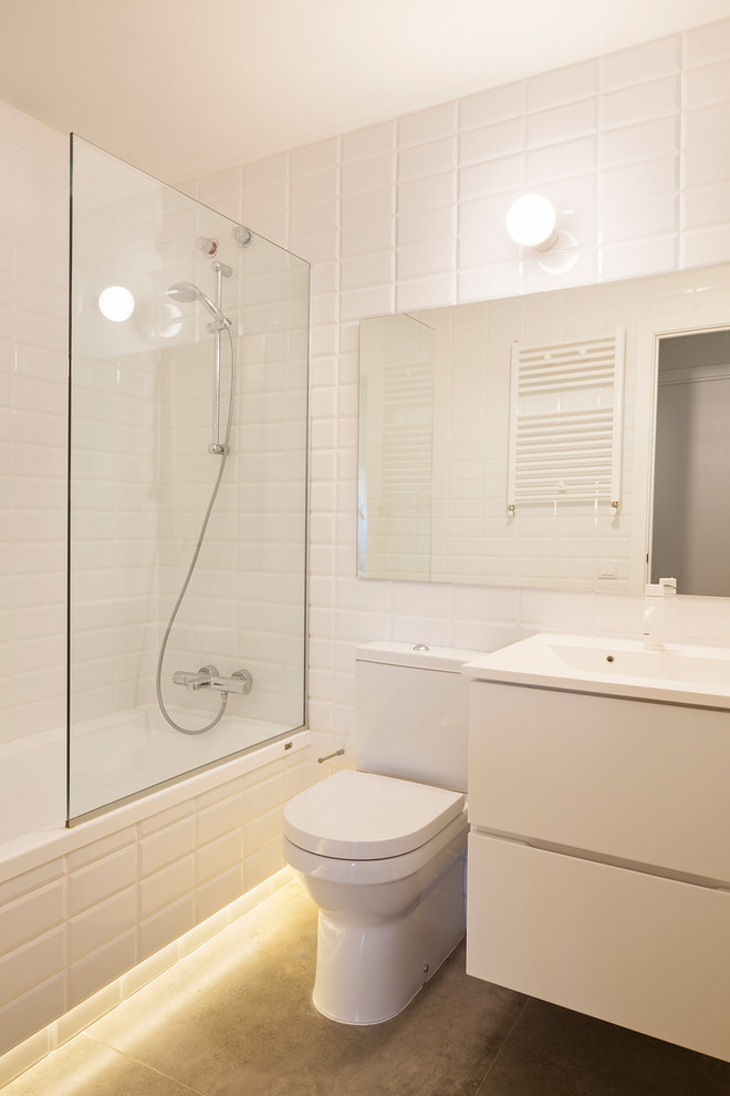 Modelo de cuarto de baño moderno de tamaño medio con suelo de madera en tonos medios