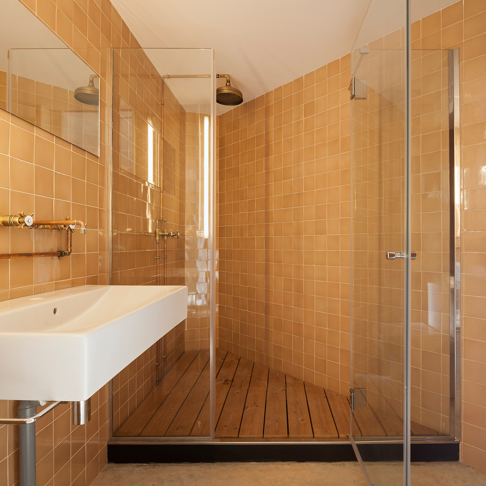 This is an example of a small industrial bathroom in Barcelona.