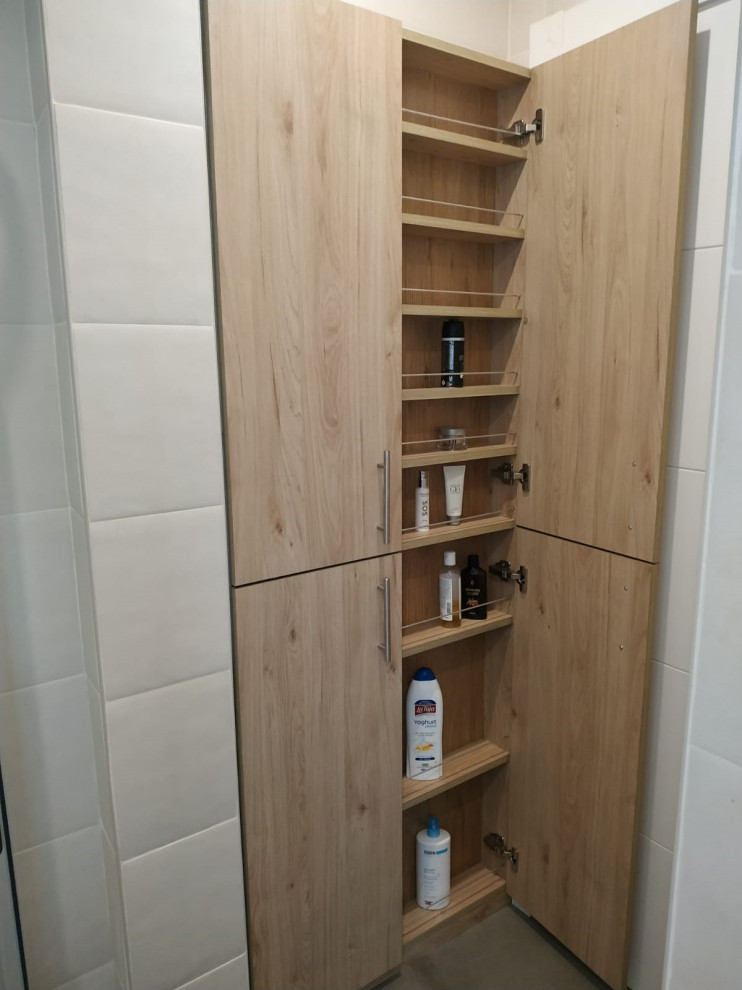 Идея дизайна: маленькая главная ванная комната в скандинавском стиле с белой плиткой для на участке и в саду