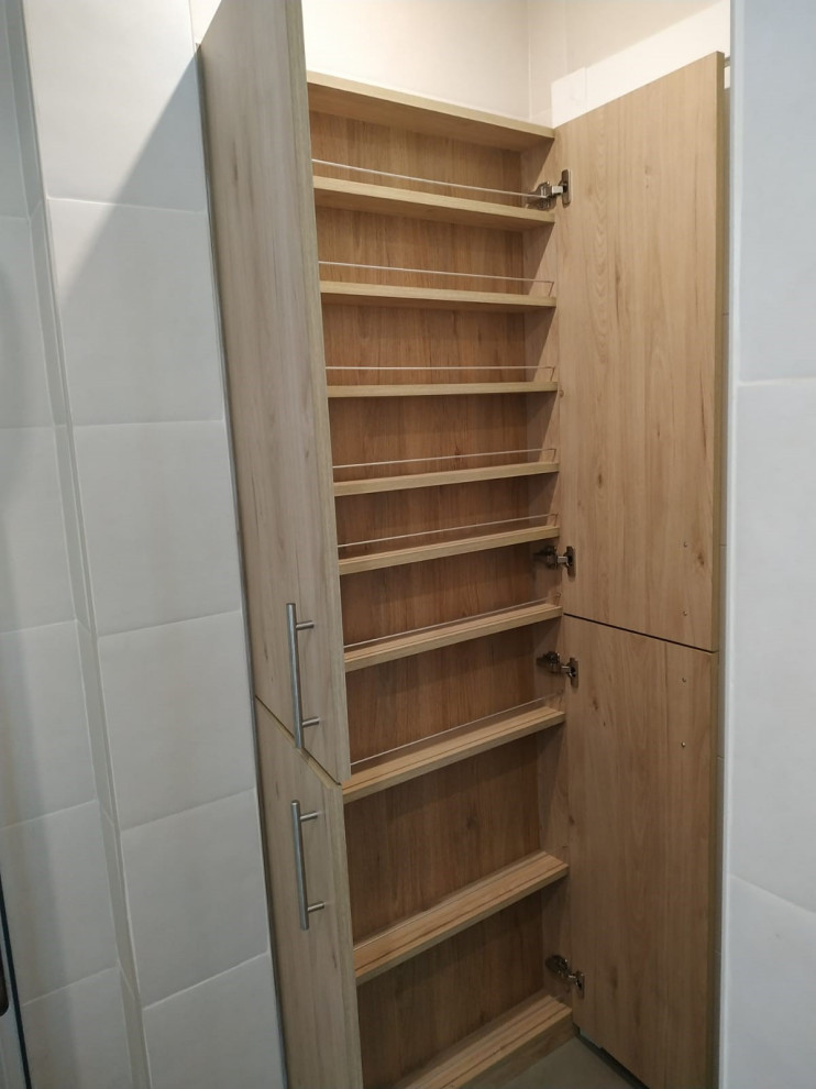 Modelo de cuarto de baño principal escandinavo pequeño con baldosas y/o azulejos blancos